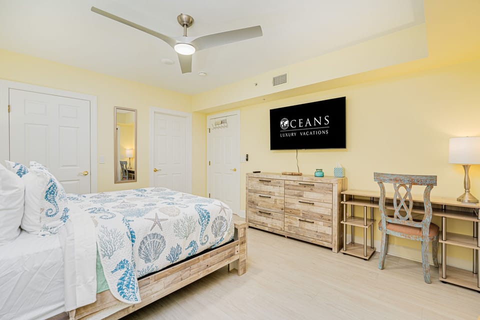 Queen bed, Smart TV, and desk space