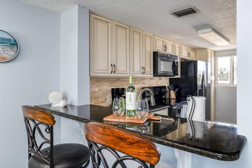 Condo (Pier Point 36) | Private kitchen | Cookware/dishes/utensils