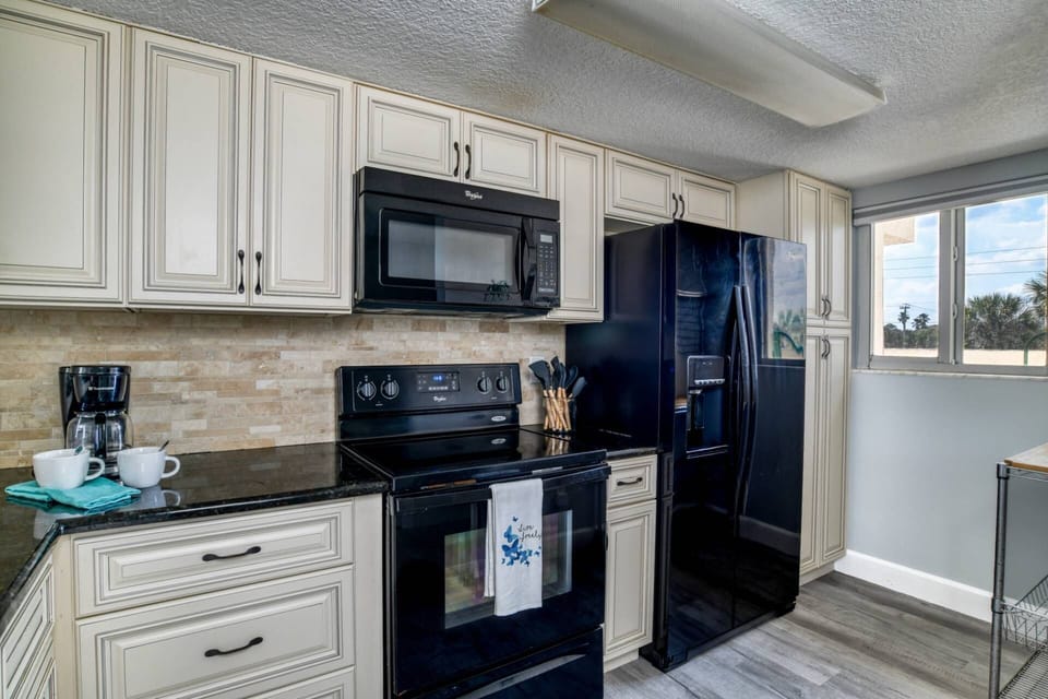 Condo (Pier Point 36) | Private kitchen | Cookware/dishes/utensils