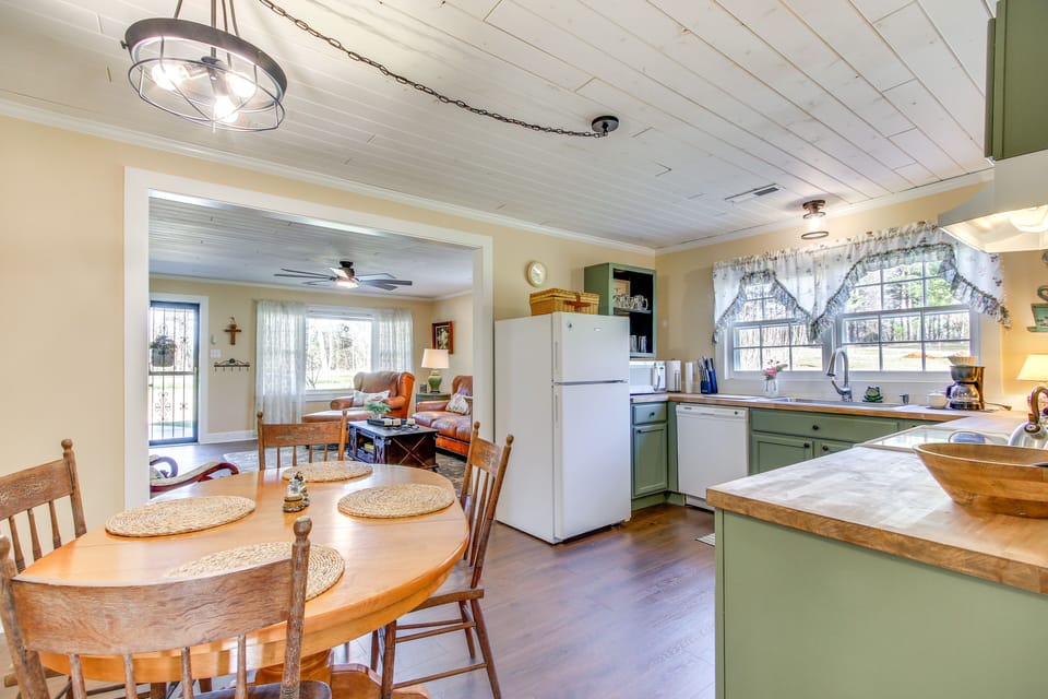 Dining Area & Kitchen | Free WiFi | Central A/C & Heat