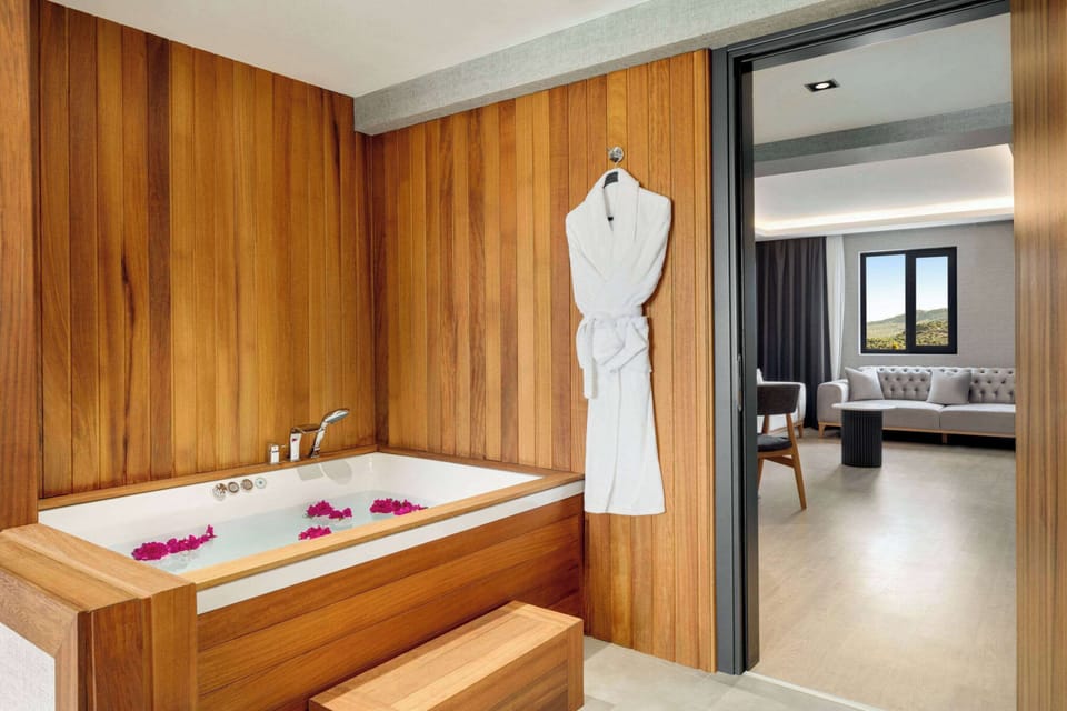 Suite, 1 King Bed, Poolside | Premium bedding, blackout drapes, iron/ironing board, free WiFi