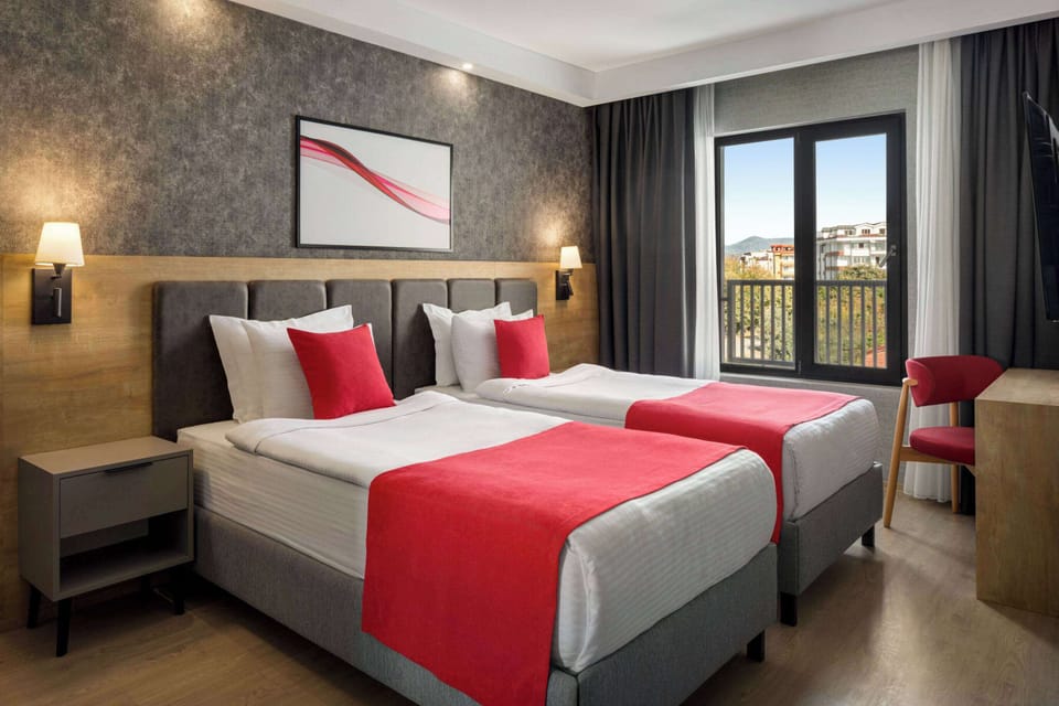 Standard Room, 1 Twin Bed (Land Side) | Premium bedding, blackout drapes, iron/ironing board, free WiFi