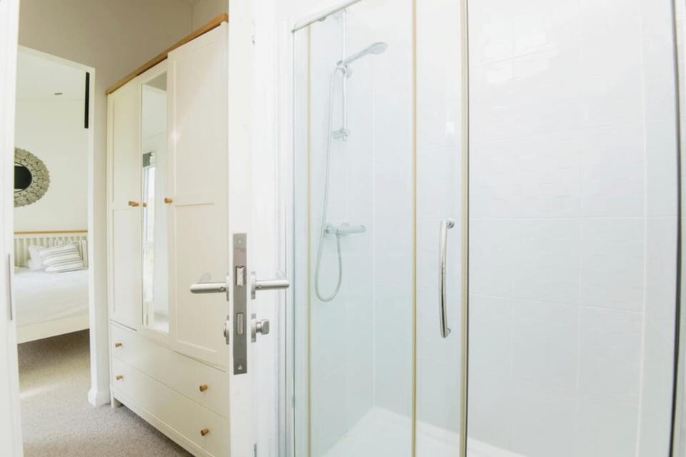 Cabin | Bathroom | Combined shower/tub, deep soaking tub, hair dryer, towels