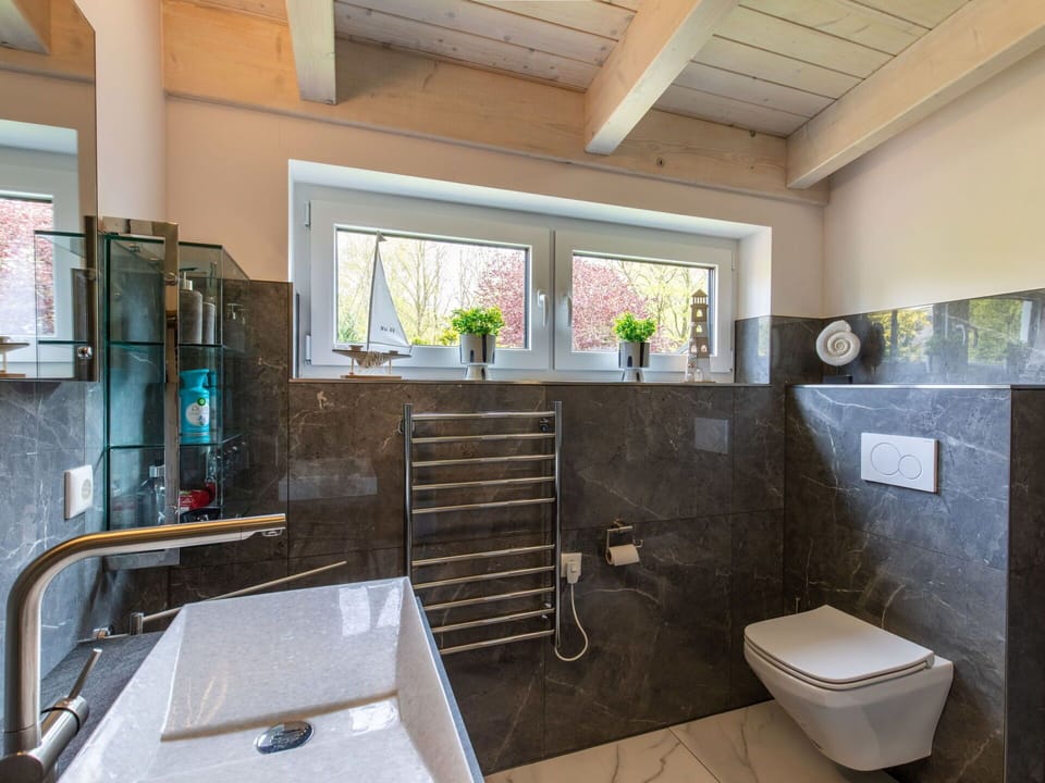 Property, Plumbing Fixture, Building, Tap, Bathtub, Window, Bathroom, Interior Design, Floor, Flooring