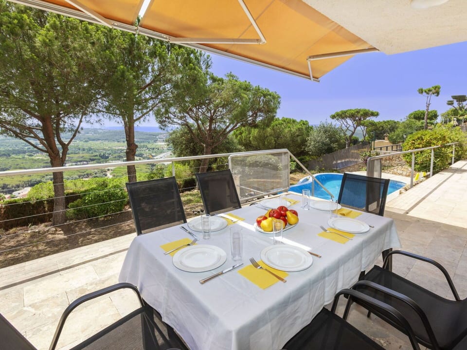 Furniture, Table, Building, Chair, Tableware, Cloud, Sky, Tablecloth, Outdoor Furniture, Shade
