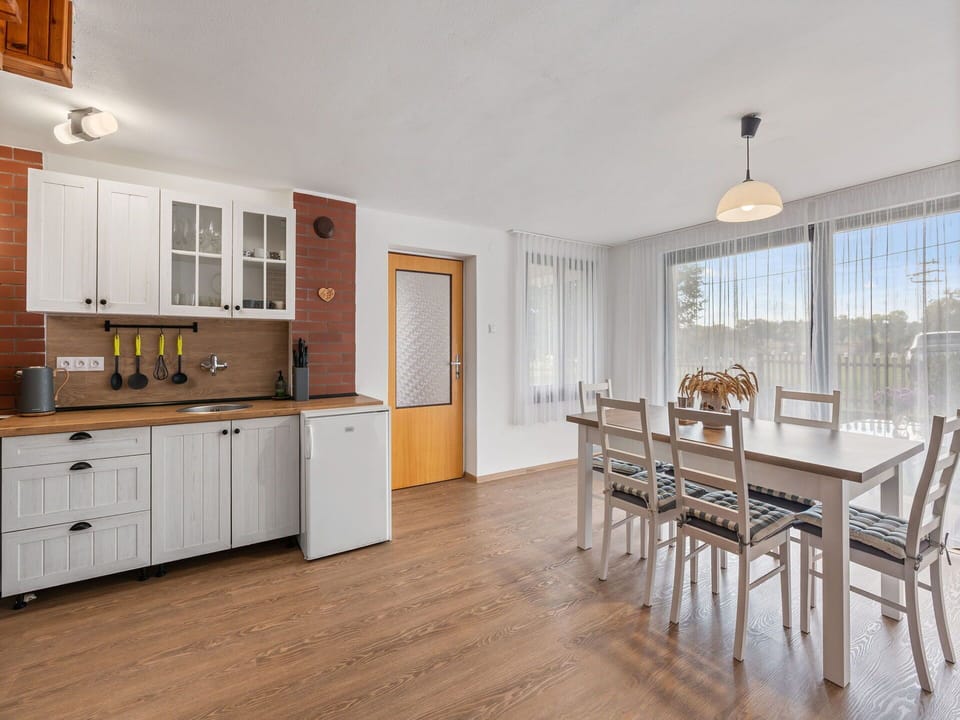 Flooring, Wood, Interior Design, Kitchen, Floor, Furniture, Cabinetry, Countertop, Ceiling, Wood Flooring