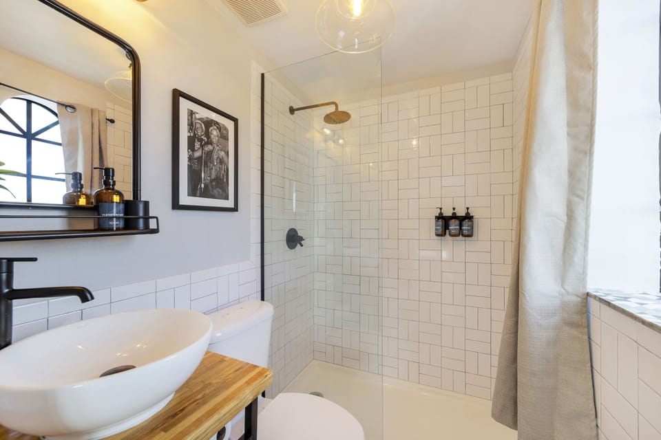 Standard Room, 1 Queen Bed, Private Bathroom (Self check-in) | Bathroom | Shower, free toiletries, hair dryer, towels