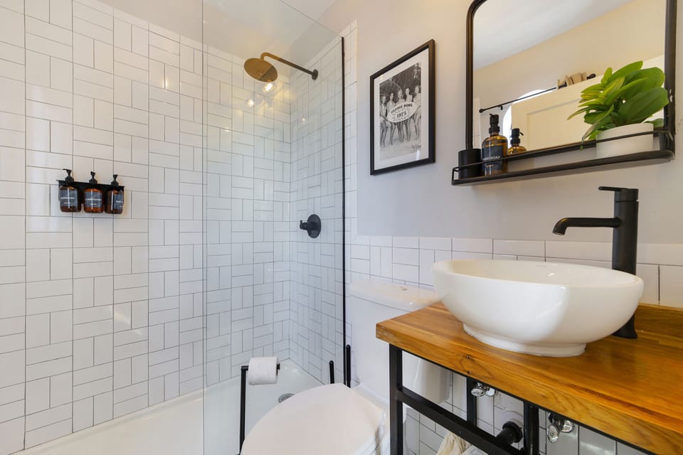 Deluxe Room, 1 King Bed, Private Bathroom (Self check-in) | Bathroom | Shower, free toiletries, hair dryer, towels
