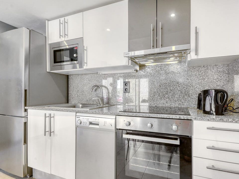 Countertop, Cabinetry, Property, Building, Kitchen Stove, Kitchen Appliance, Kitchen, Sink, Tableware, Cooktop