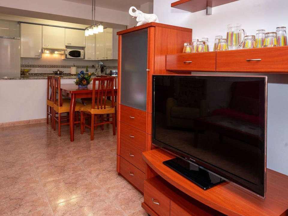 Property, Television, Lighting, Table, Cabinetry, Wood, Interior Design, Computer Desk, Chair, Television Set