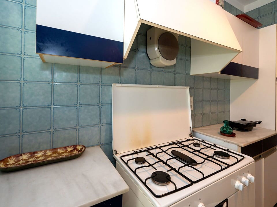 Property, Gas Stove, Countertop, Cooktop, Kitchen Stove, Cabinetry, Kitchen Appliance, Wood, Kitchen, Interior Design