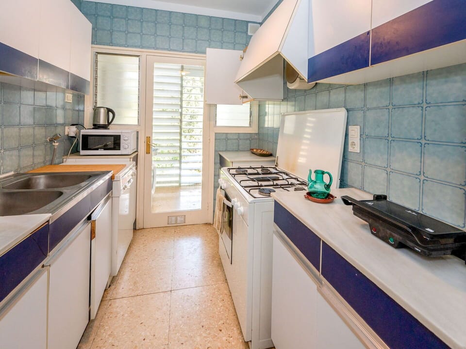 Cabinetry, Kitchen Sink, Countertop, Sink, Property, Kitchen Stove, Tap, Kitchen, Kitchen Appliance, Home Appliance