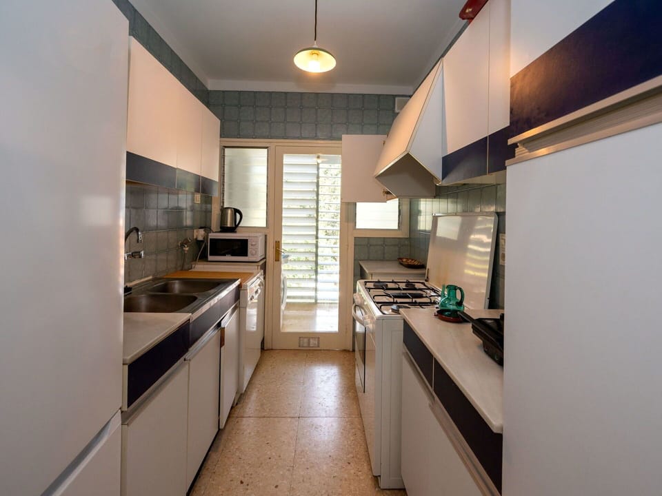 Cabinetry, Countertop, Building, Furniture, Kitchen Appliance, Wood, Kitchen, Lighting, Home Appliance, Kitchen Stove