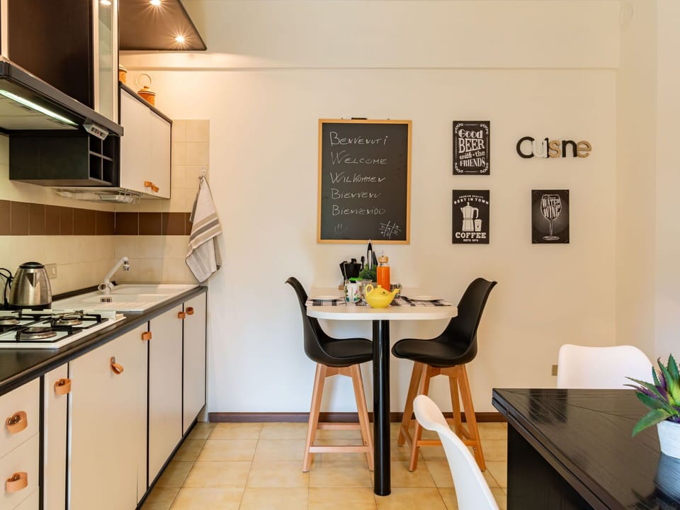 Table, Furniture, Plant, Cabinetry, Gas Stove, Building, Flowerpot, Chair, Kitchen Appliance, Kitchen Stove