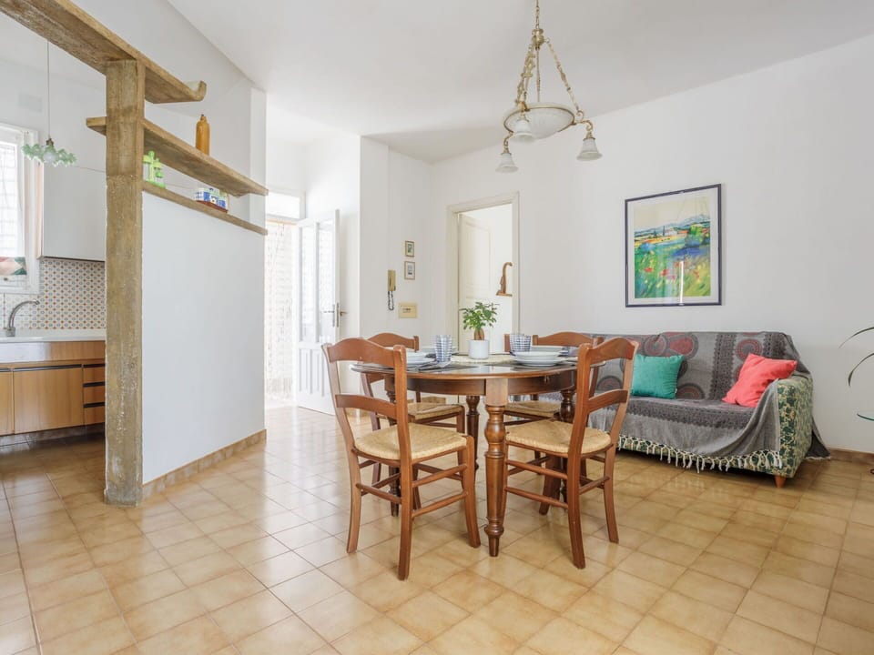 Table, Furniture, Property, Wood, Interior Design, Chair, Flooring, Floor, Couch, Hall