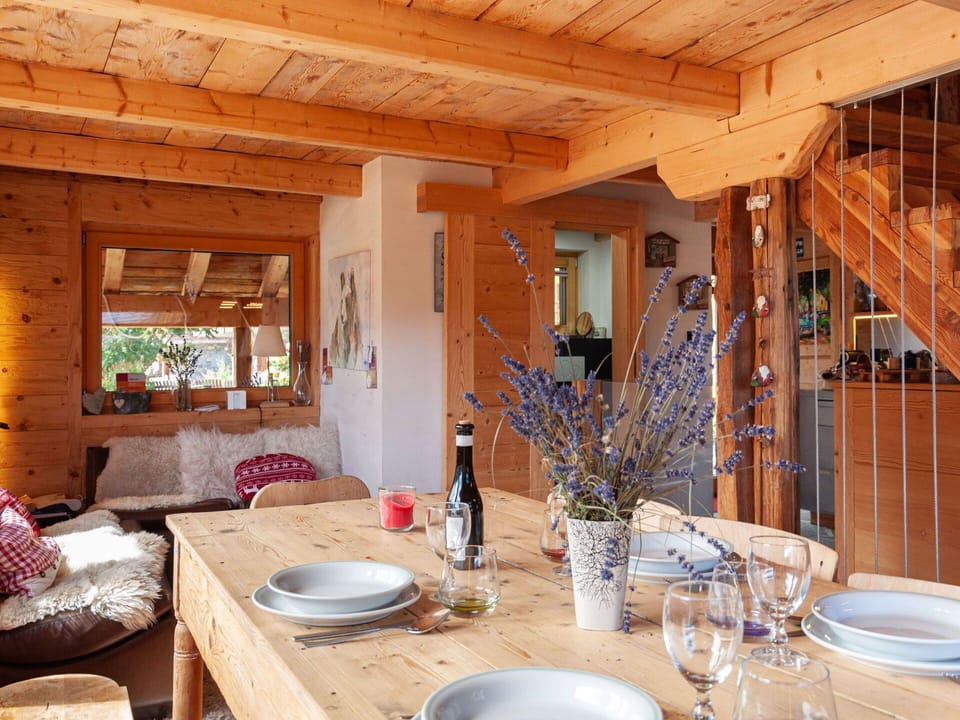 Table, Furniture, Property, Dishware, Tableware, Window, Wood, Interior Design, Lighting, Plate