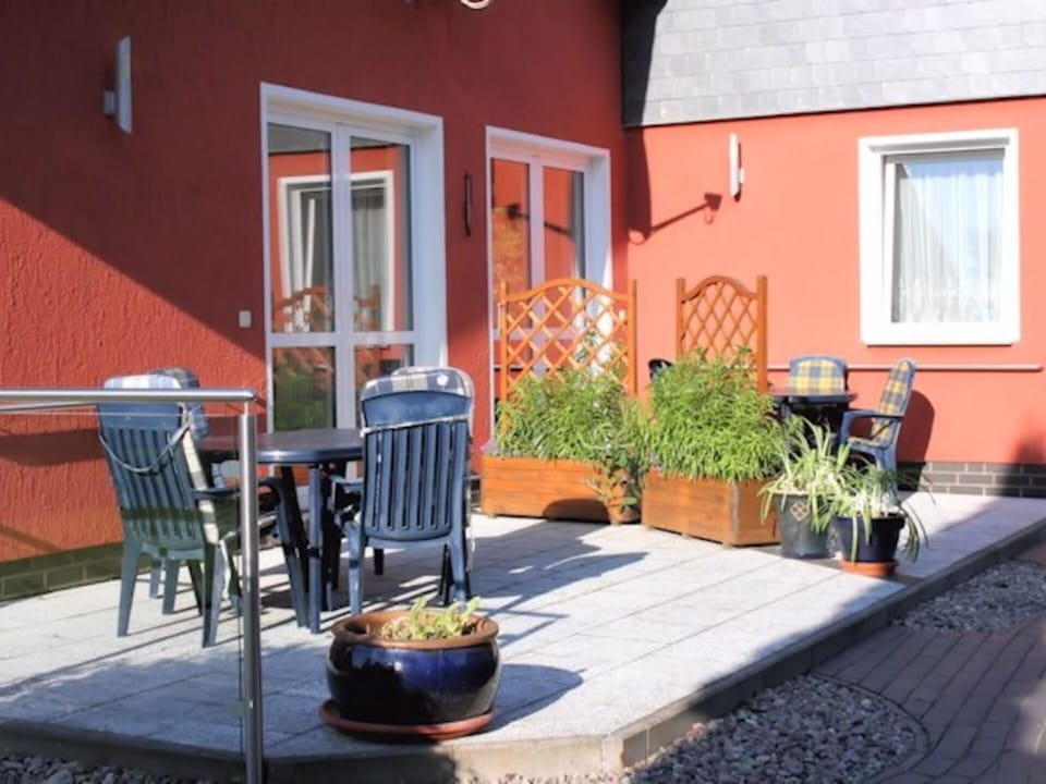 Plant, Furniture, Building, Table, Leaf, Nature, Architecture, Interior Design, Tree, Outdoor Furniture
