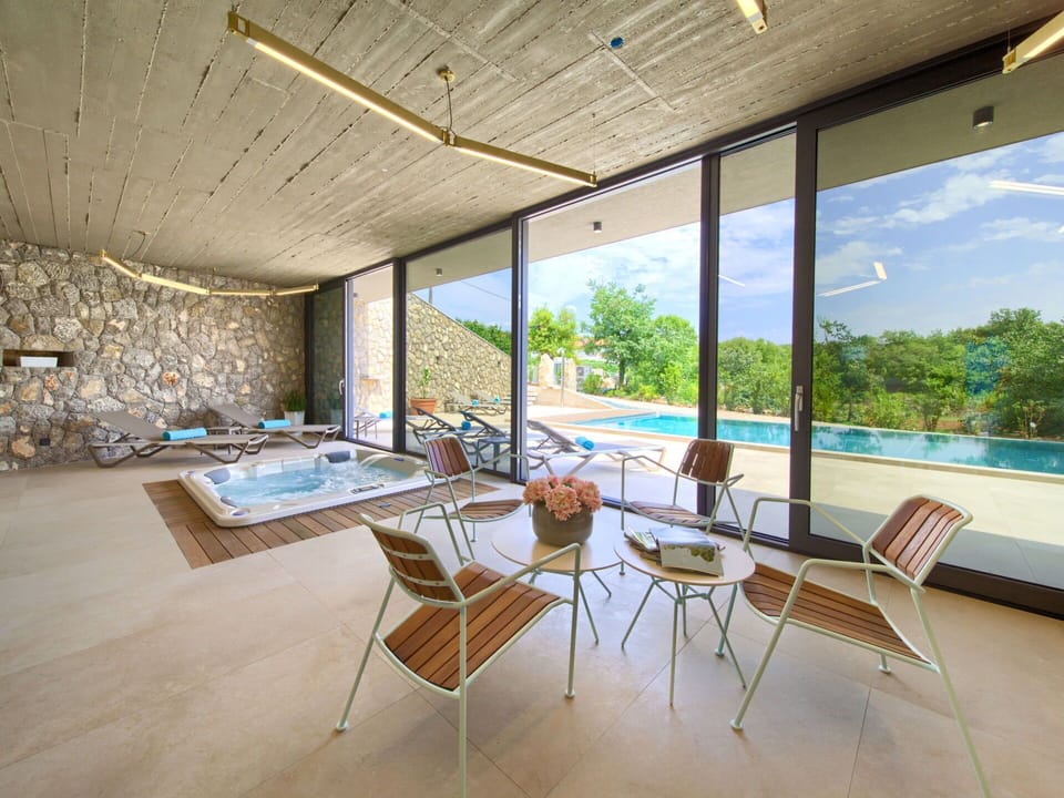 Plant, Furniture, Building, Table, Leaf, Nature, Architecture, Interior Design, Tree, Outdoor Furniture