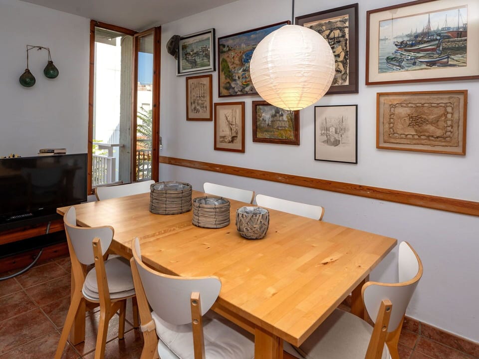 Table, Furniture, Property, Picture Frame, Chair, Wood, Interior Design, Lighting, Flooring, Floor