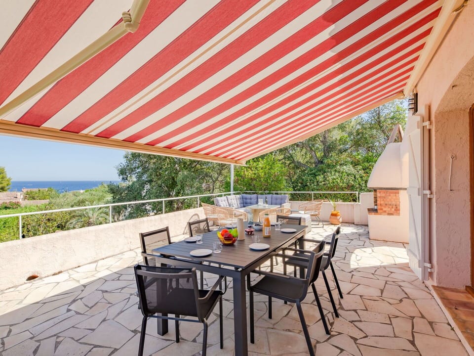 Table, Furniture, Property, Plant, Shade, Outdoor Table, Outdoor Furniture, Chair, Tree, Interior Design