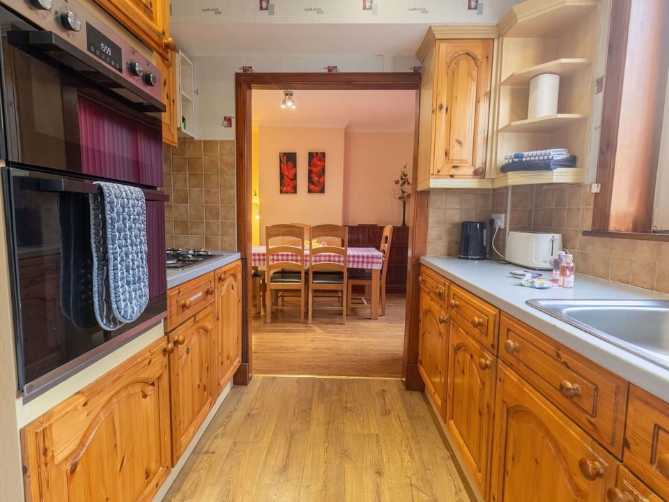 Cabinetry, Countertop, Property, Kitchen Sink, Furniture, Sink, Kitchen, Wood, Lighting, Drawer
