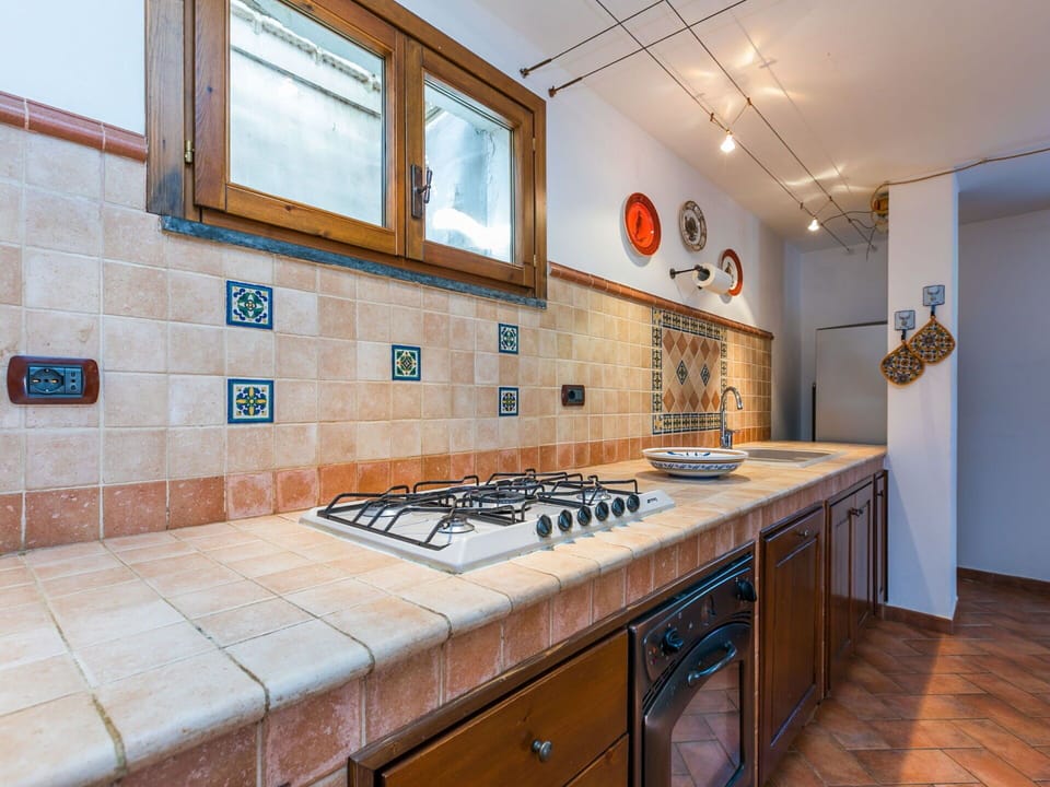 Cabinetry, Building, Picture Frame, Window, Wood, House, Interior Design, Floor, Flooring, Drawer