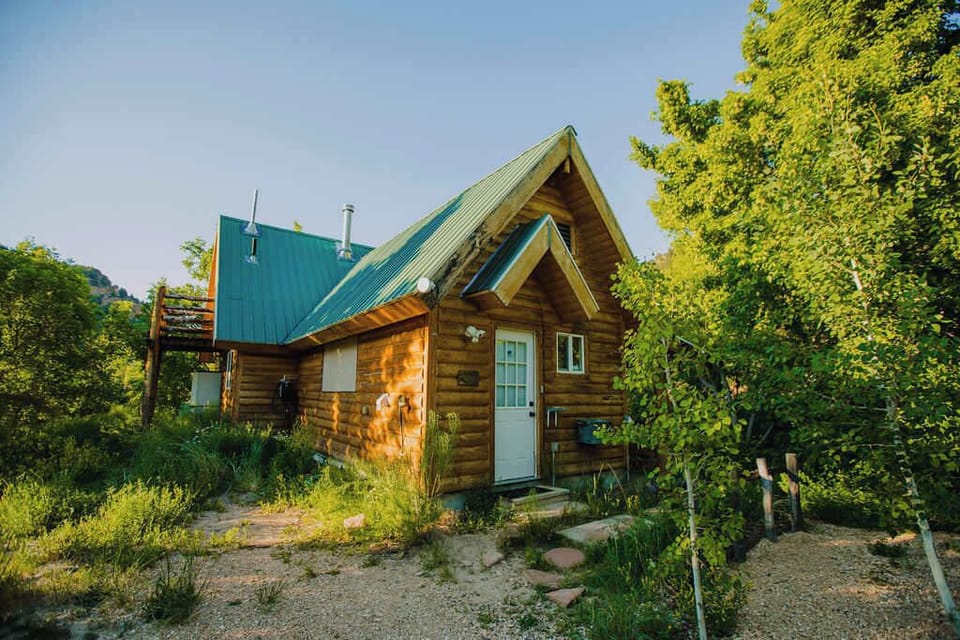 Welcome to Hummingbird, a cozy cabin that sleeps 6 nestled among the trees in Glendale, Utah with the Virgin River running through the property, just minutes from Zion National Park and less than 1 hour from Bryce Canyon! Hiking, wildlife & hot tub!
