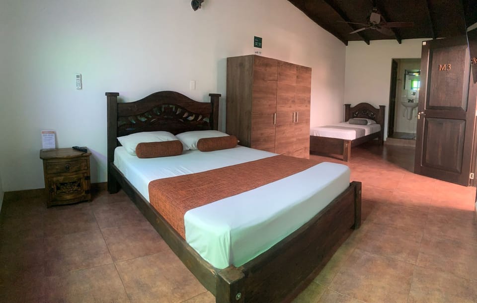 Hypo-allergenic bedding, desk, free WiFi, bed sheets