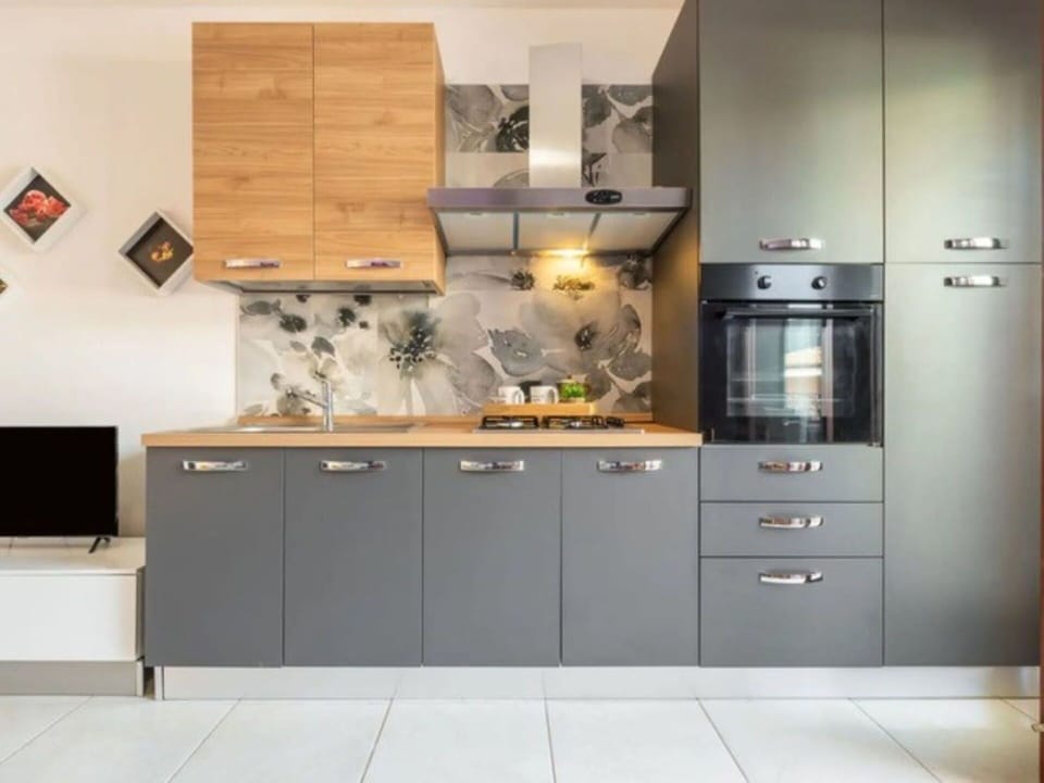 Kitchen Appliance, Kitchen, Cabinetry, Furniture, Countertop, Major Appliance, Interior Design, Wood, Home Appliance, Flooring