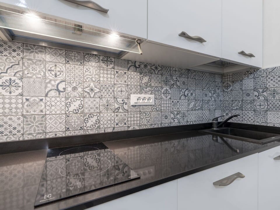 Wood, Building, Interior Design, Flooring, Automotive Exterior, Floor, Rectangle, Composite Material, Ceiling, Shade
