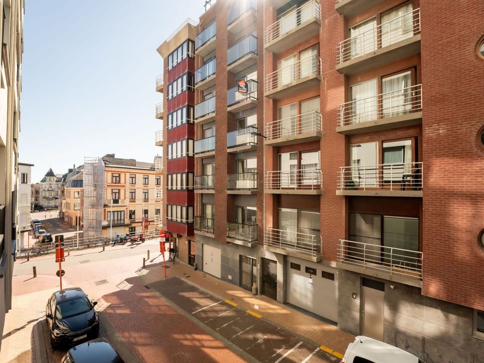 Building, Window, Car, Vehicle, Urban Design, Condominium, Road Surface, Residential Area, Sky, Real Estate