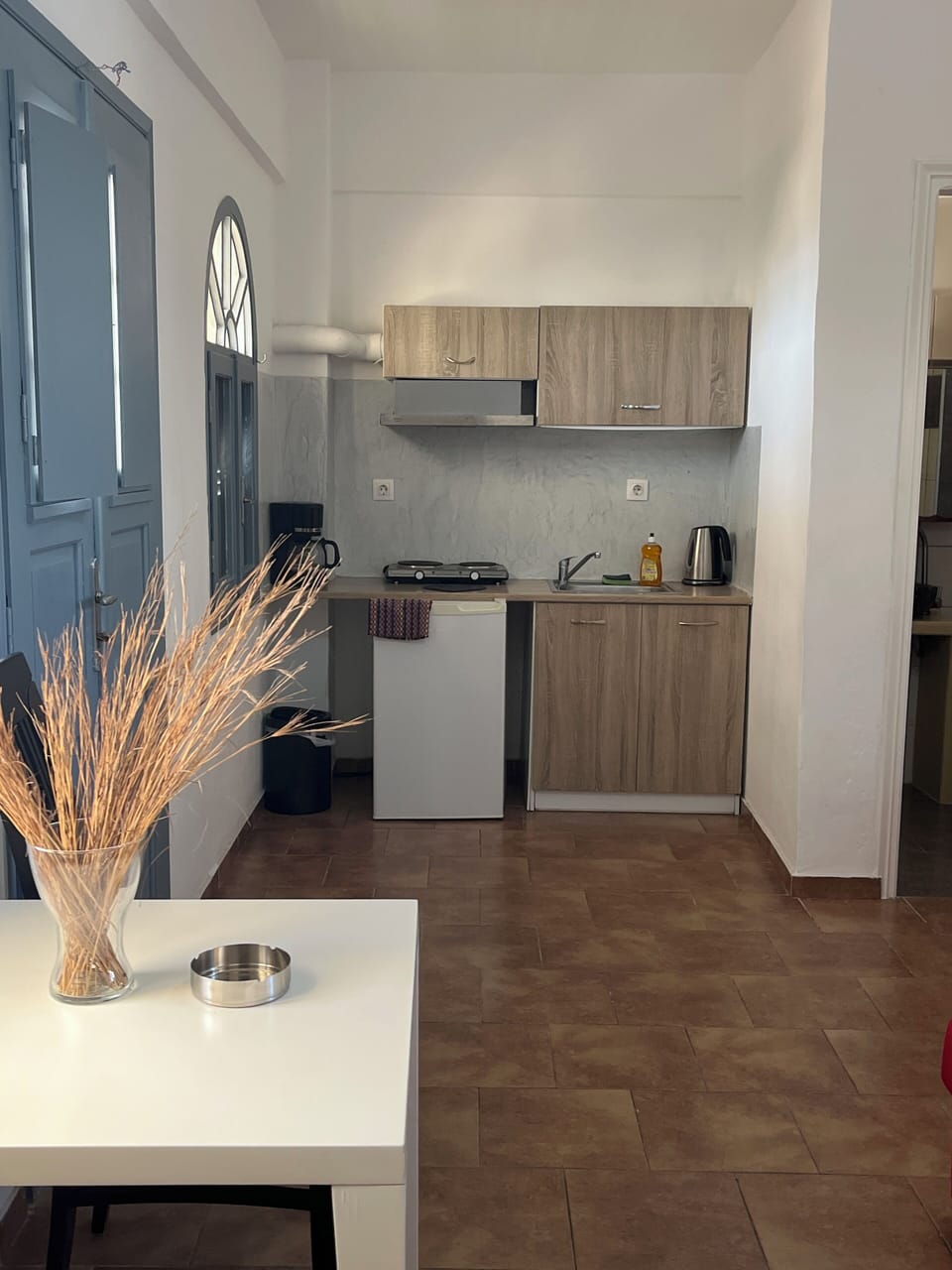 Deluxe Triple Room | Private kitchen | Fridge