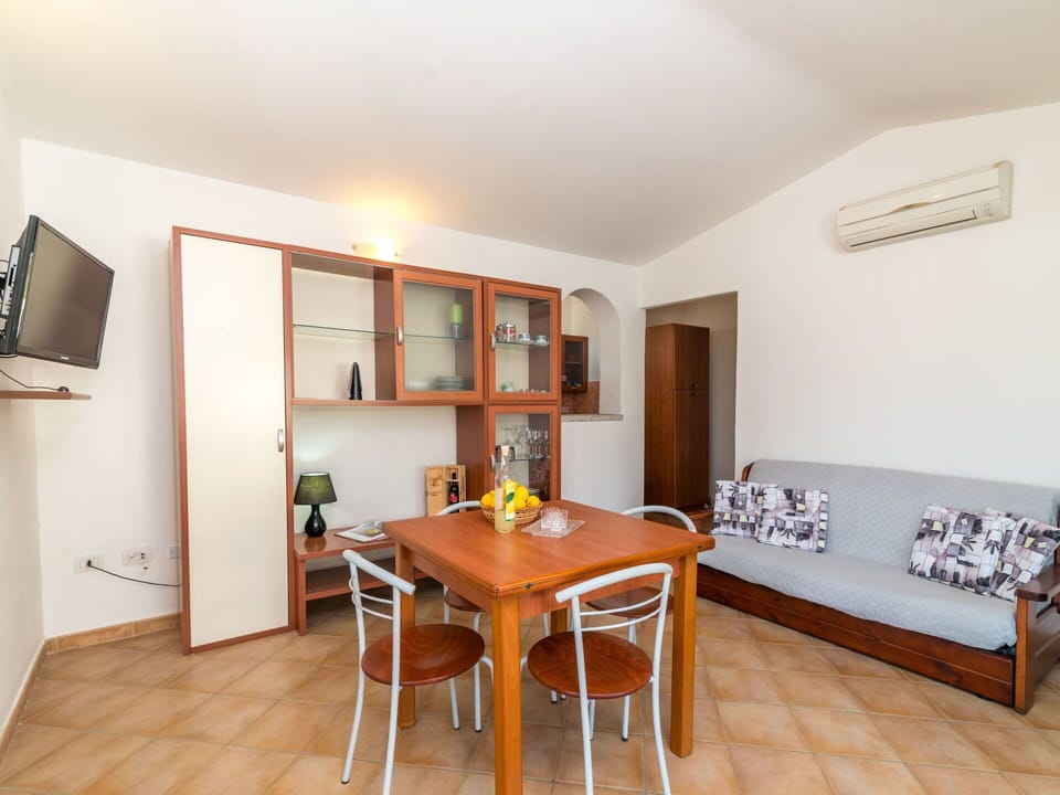 Furniture, Table, Property, Wood, Interior Design, Flooring, House, Floor, Comfort, Wall