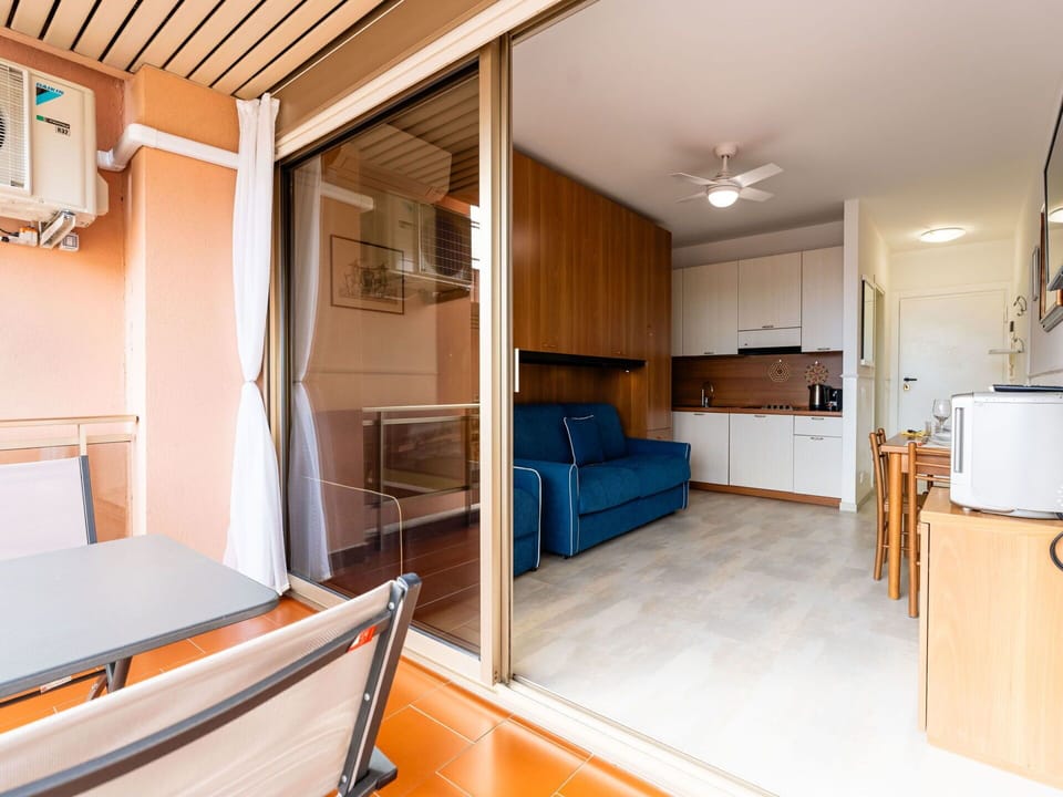 Furniture, Lighting, Wood, Cabinetry, Comfort, Interior Design, Building, Architecture, Bed, Floor