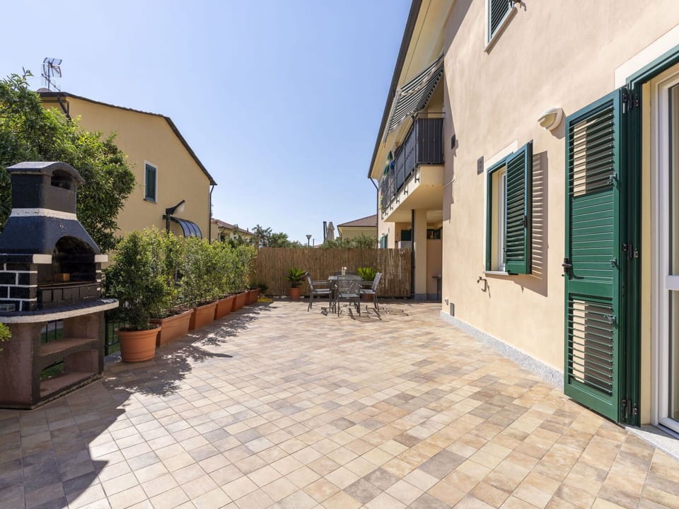 Sky, Plant, Building, Window, Road Surface, House, Flooring, Neighbourhood, Urban Design, Landscape