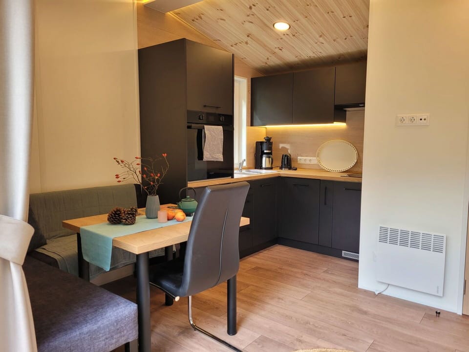 Table, Property, Furniture, Building, Chair, Comfort, Wood, Interior Design, Houseplant, Flooring