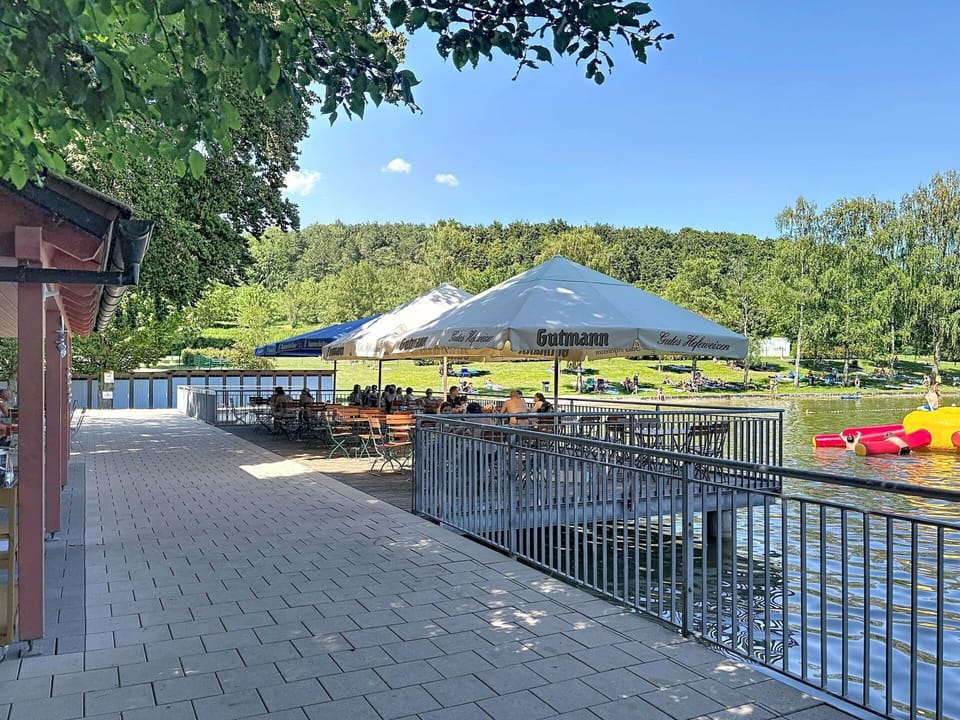 Tree, Public Space, Shade, Park, Umbrella, Reservoir, Outdoor Furniture, Resort Town, Outdoor Table