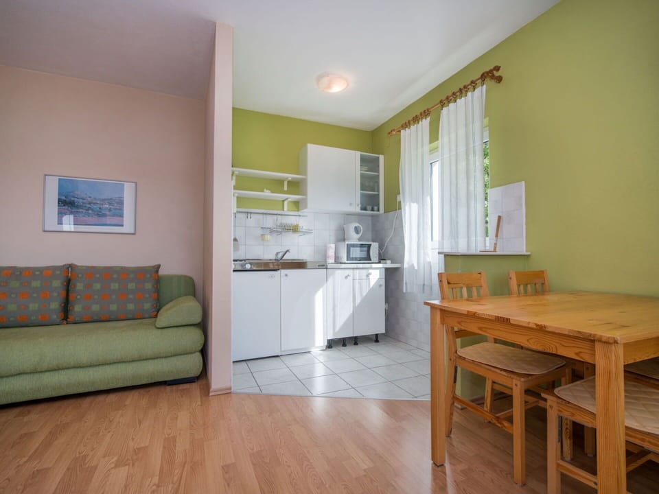Furniture, Property, Table, Wood, Interior Design, Houseplant, Window, Couch, Floor