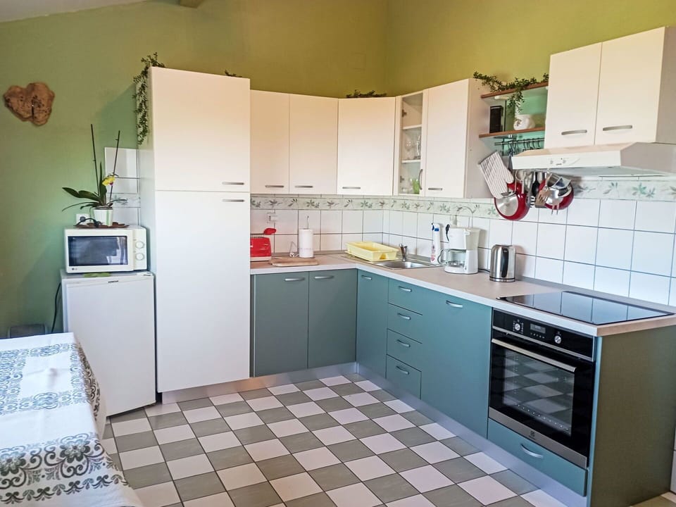 Kitchen Sink, Cabinetry, Sink, Property, Tap, Plumbing Fixture, Countertop, Kitchen Stove, Kitchen, Kitchen Appliance