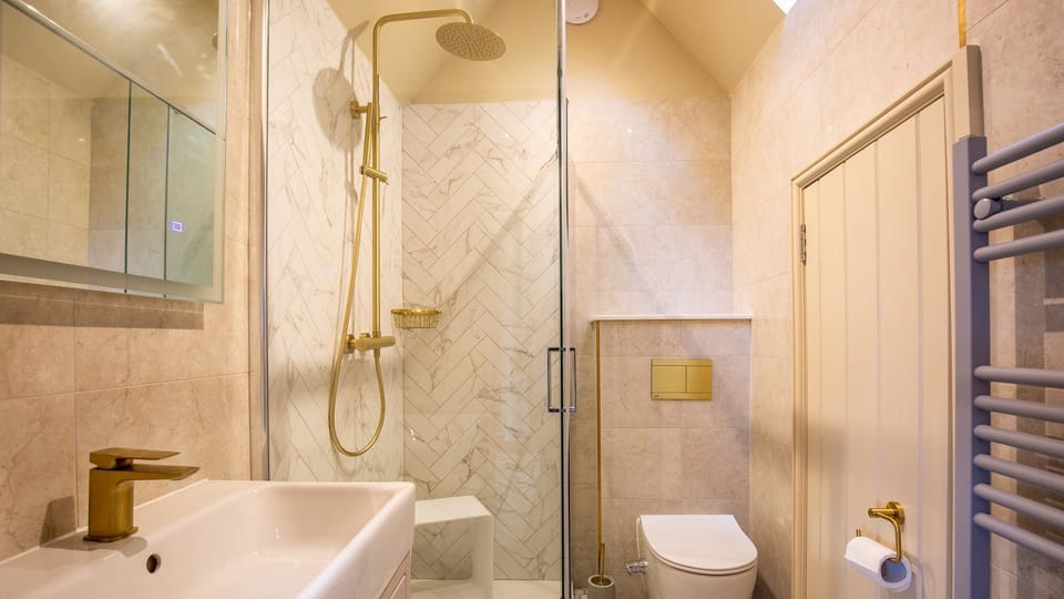 Bedroom Six En-Suite, Ashworth House, Bolthole Retreats
