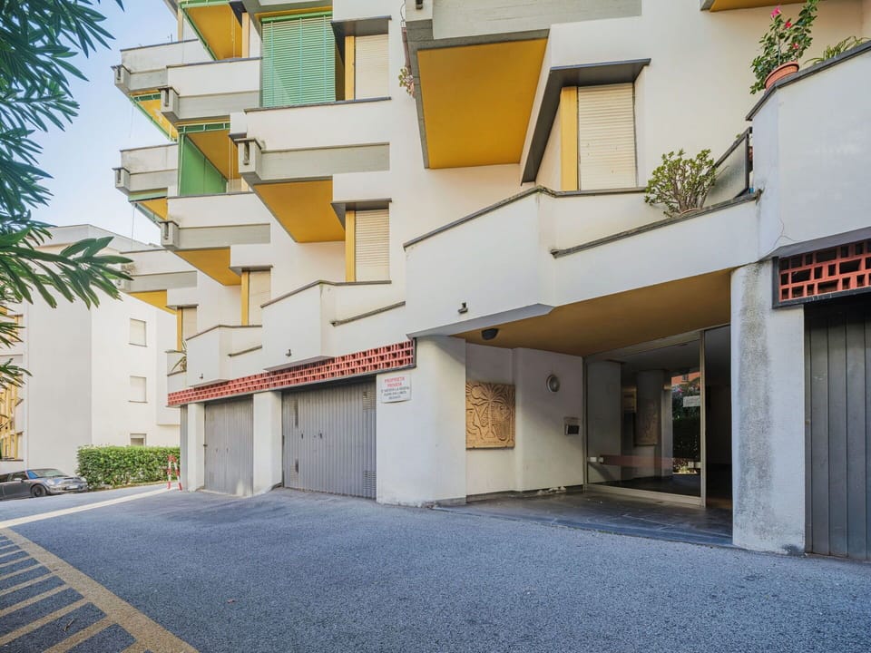 Daytime, Property, Building, Plant, Window, Neighbourhood, Urban Design, Residential Area, Road Surface, Real Estate