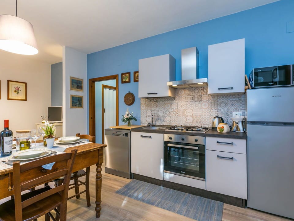 Cabinetry, Furniture, Property, Countertop, Table, Kitchen Stove, Wood, Building, Interior Design, Gas Stove