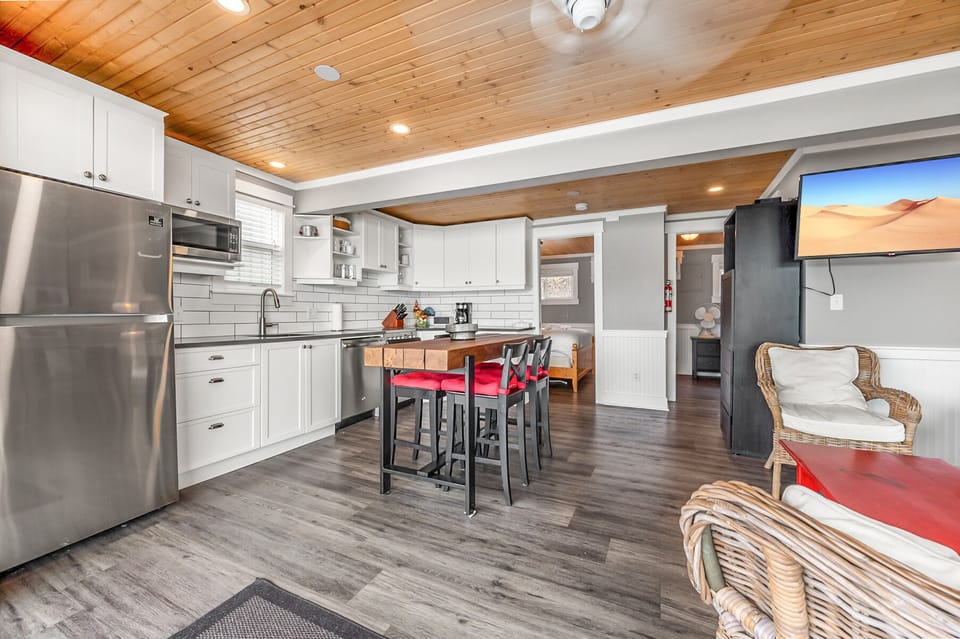 Cottage | Private kitchen | Coffee/tea maker, full-size fridge, microwave, oven