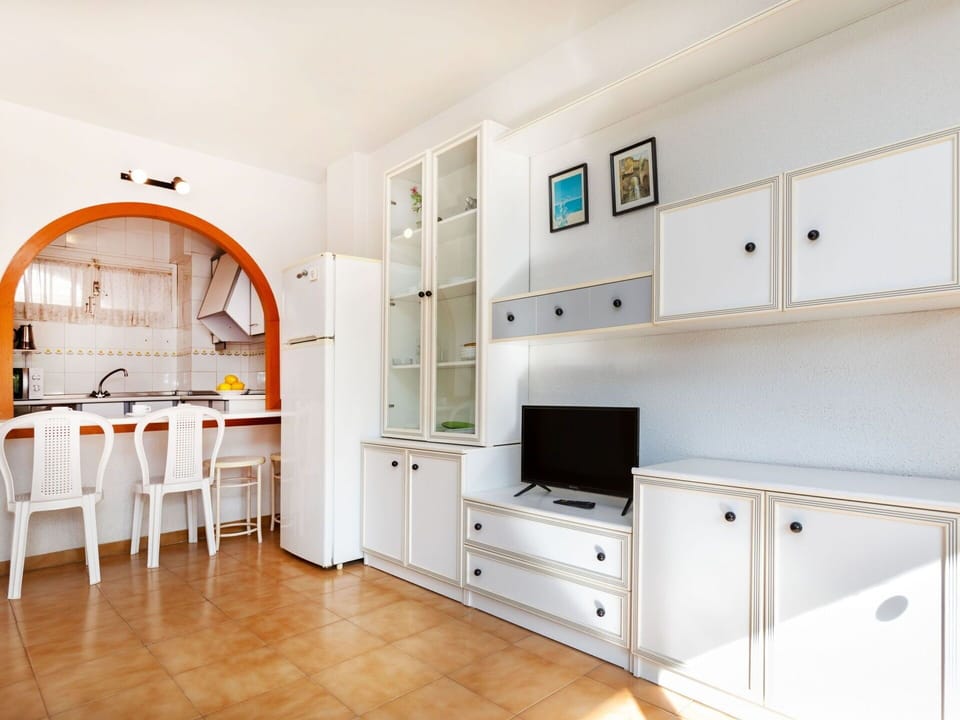 Sky, Property, Furniture, Building, Table, Interior Design, Shade, Plant, Leisure, Condominium