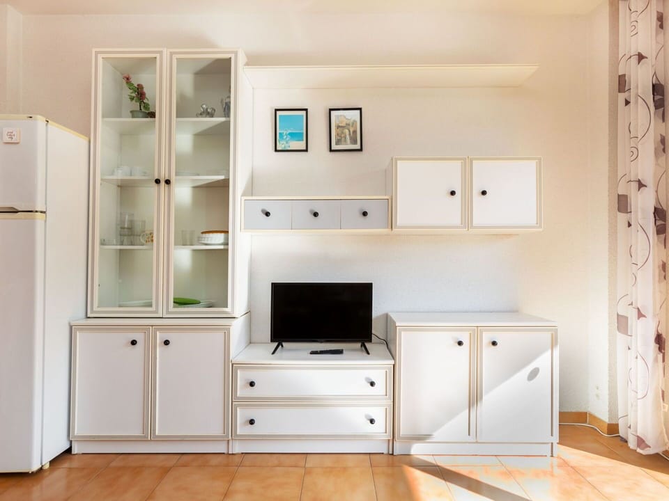 Sky, Property, Furniture, Building, Table, Interior Design, Shade, Plant, Leisure, Condominium