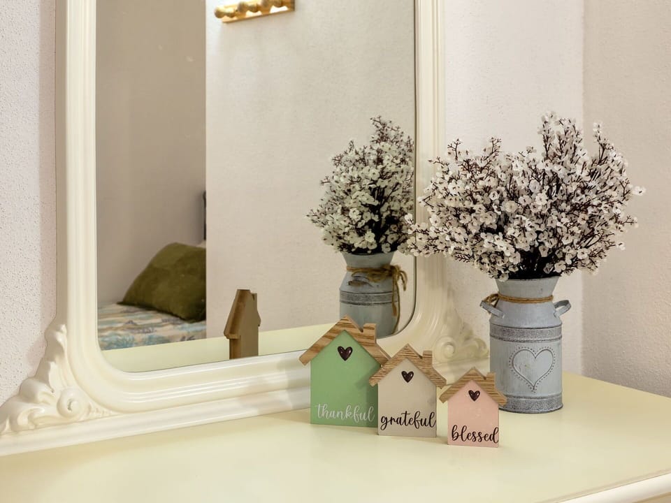 Mirror, Interior Design, Furniture, Room, Flowerpot, Porcelain, Cut Flowers, Houseplant, Drawer