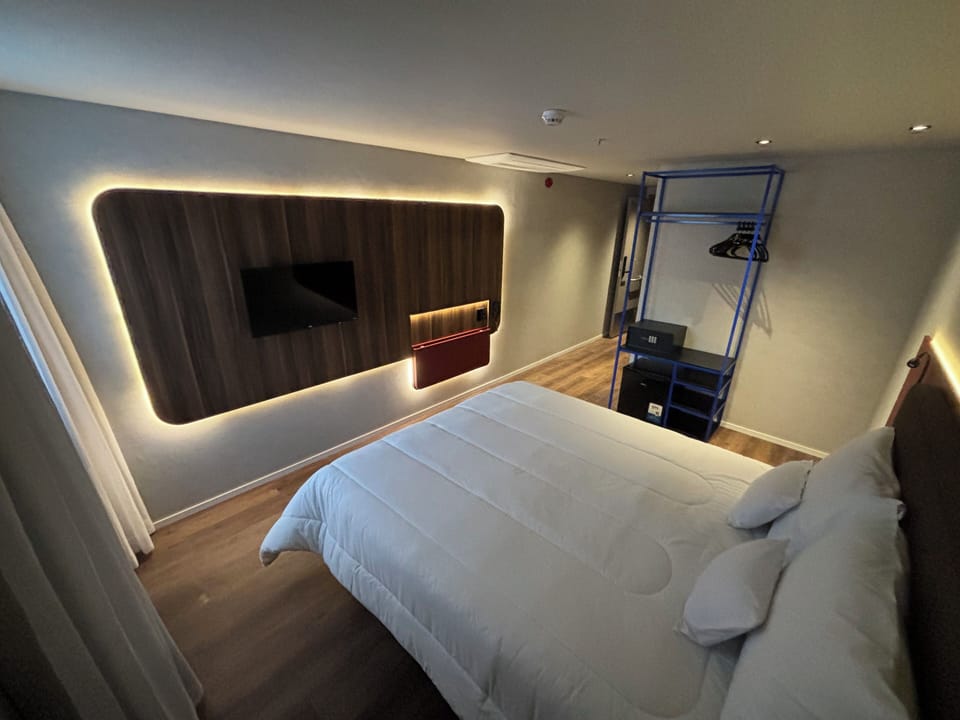 Superior Room, 1 Queen Bed, Accessible | Minibar, in-room safe, laptop workspace, blackout drapes