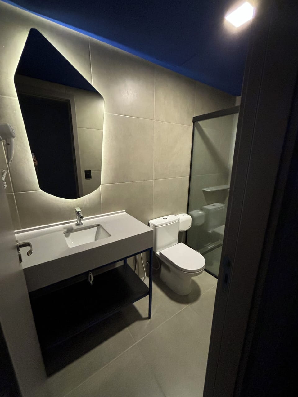 Superior Room, 1 Queen Bed | Bathroom | Shower, hair dryer, towels