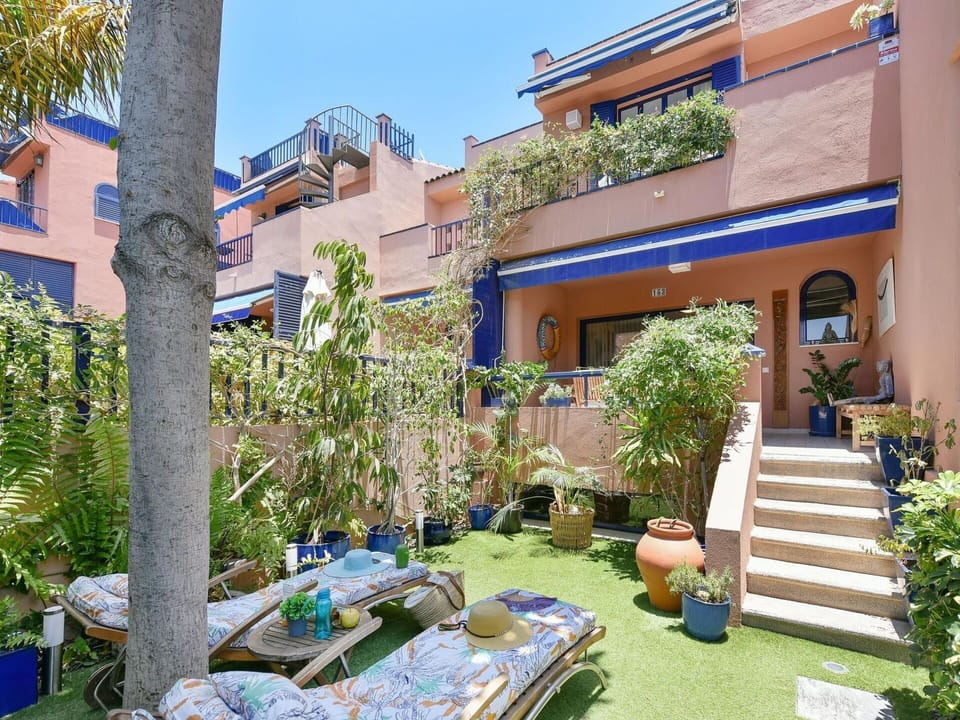 Water, Sky, Swimming Pool, Tree, Azure, Outdoor Furniture, Sunlounger, Leisure, Shade, Arecales