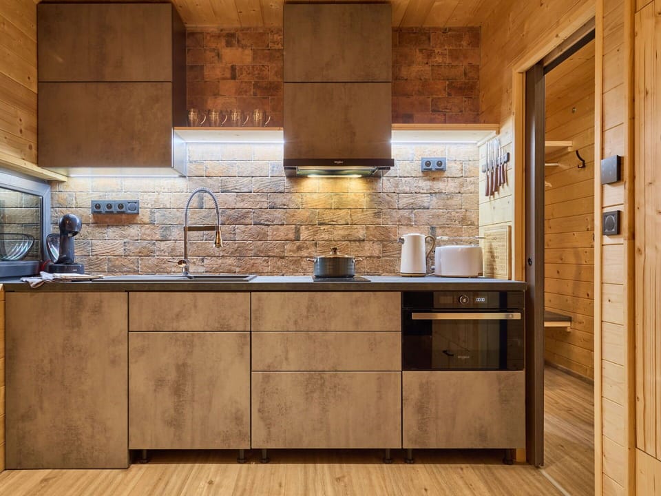 Brown, Cabinetry, Kitchen Sink, Countertop, Tap, Property, Building, Sink, Furniture, Wood